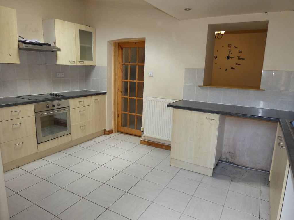 Property photo 3 of 10 Kitchen