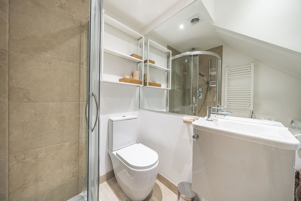 Property photo 2 of 17 Bathroom