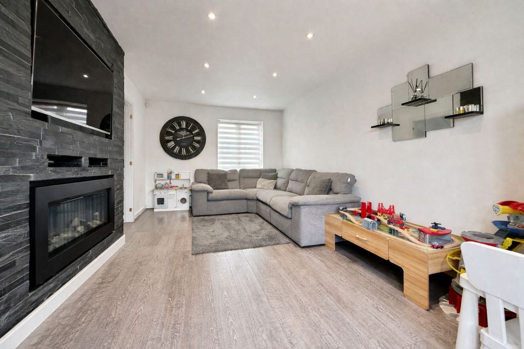 Property photo 2 of 23