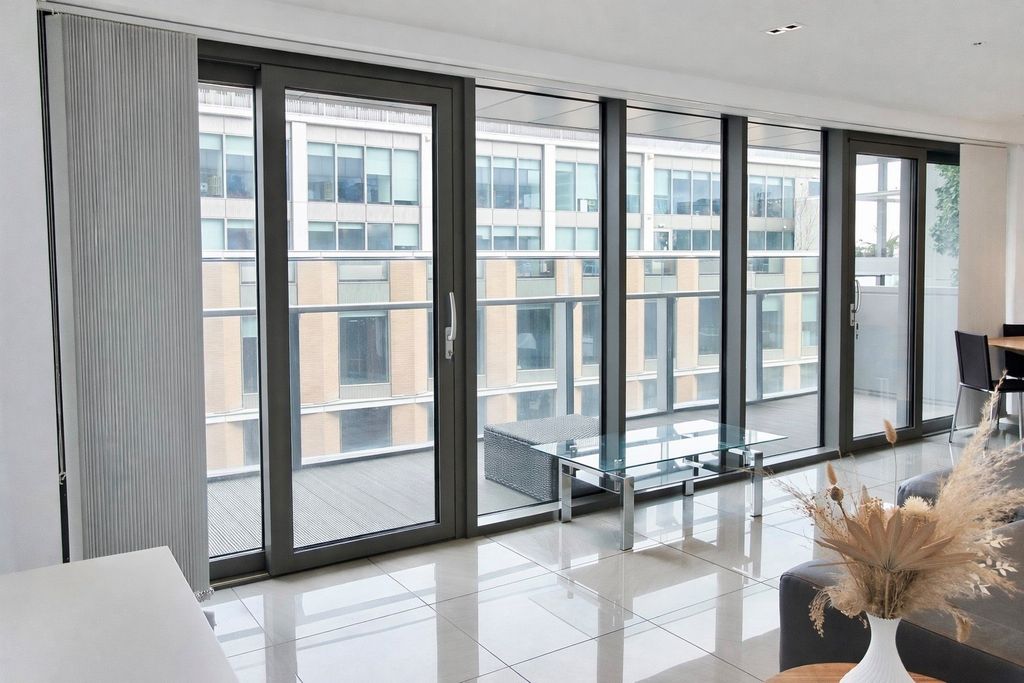 Property photo 1 of 13 A Beautiful 1 Bedroom Apartment In The Luxurious Triton Tower.