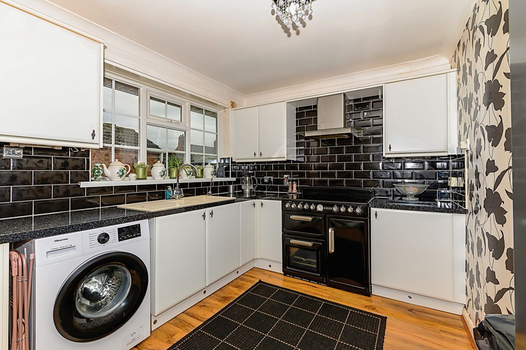 Property photo 3 of 14 Kitchen