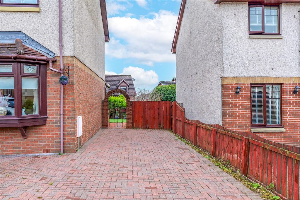 Property photo 2 of 25