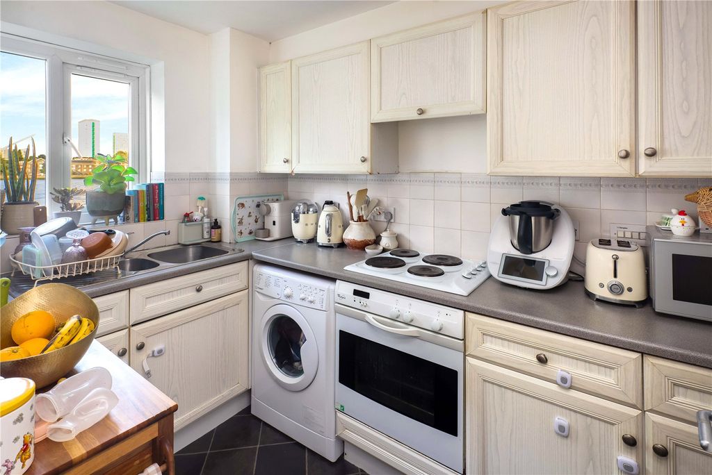 Property photo 3 of 8 Kitchen