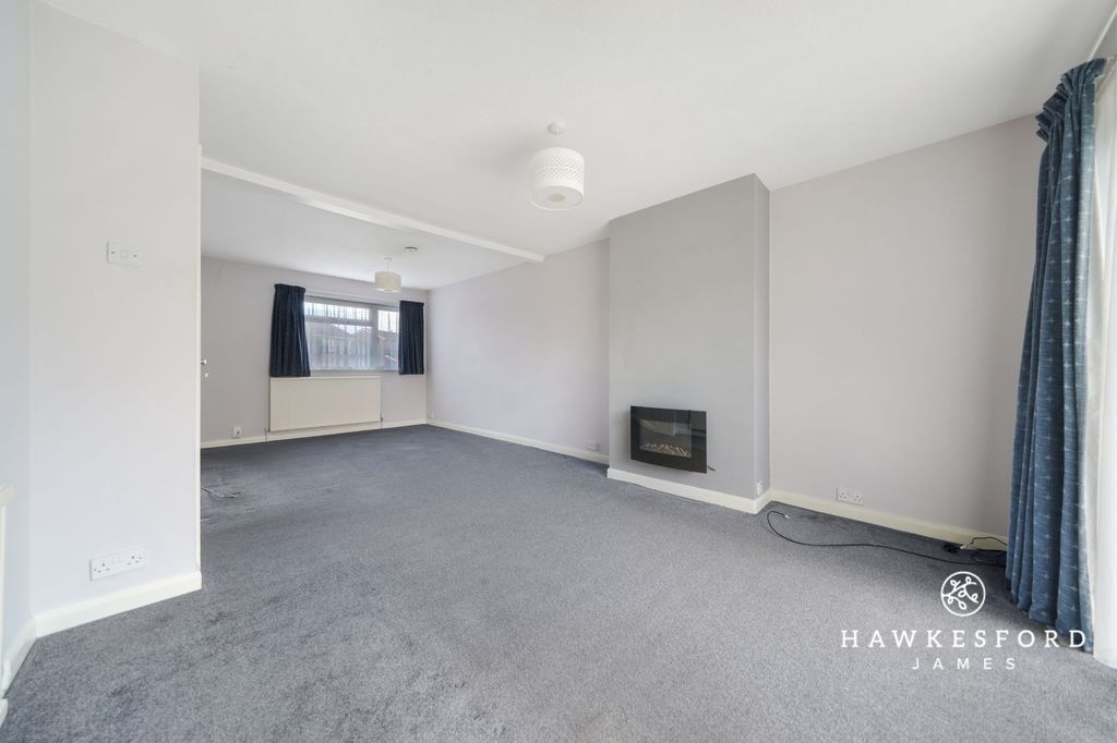 Property photo 2 of 12 Warwick Crescent, Sittingbourne - Lounge