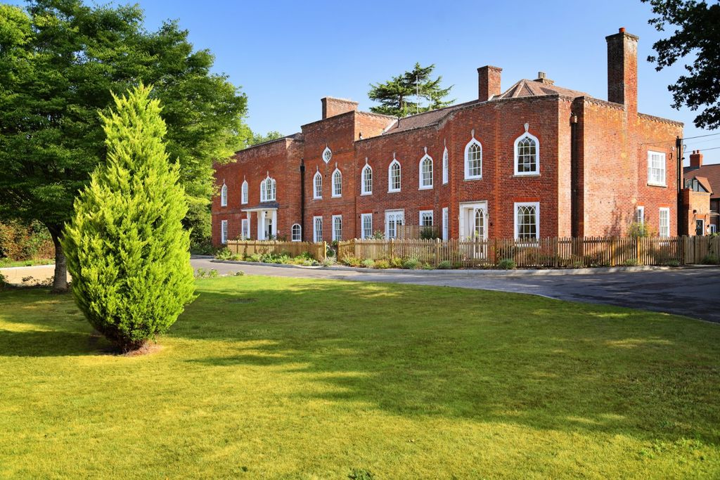 Property photo 1 of 10 Binfield House
