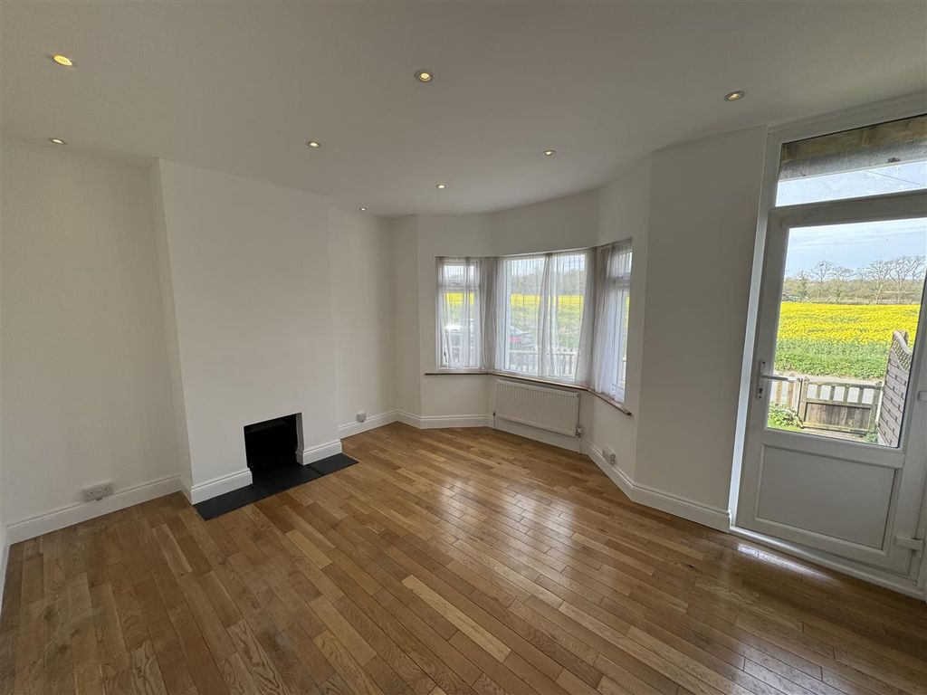 Property photo 3 of 13 Lounge