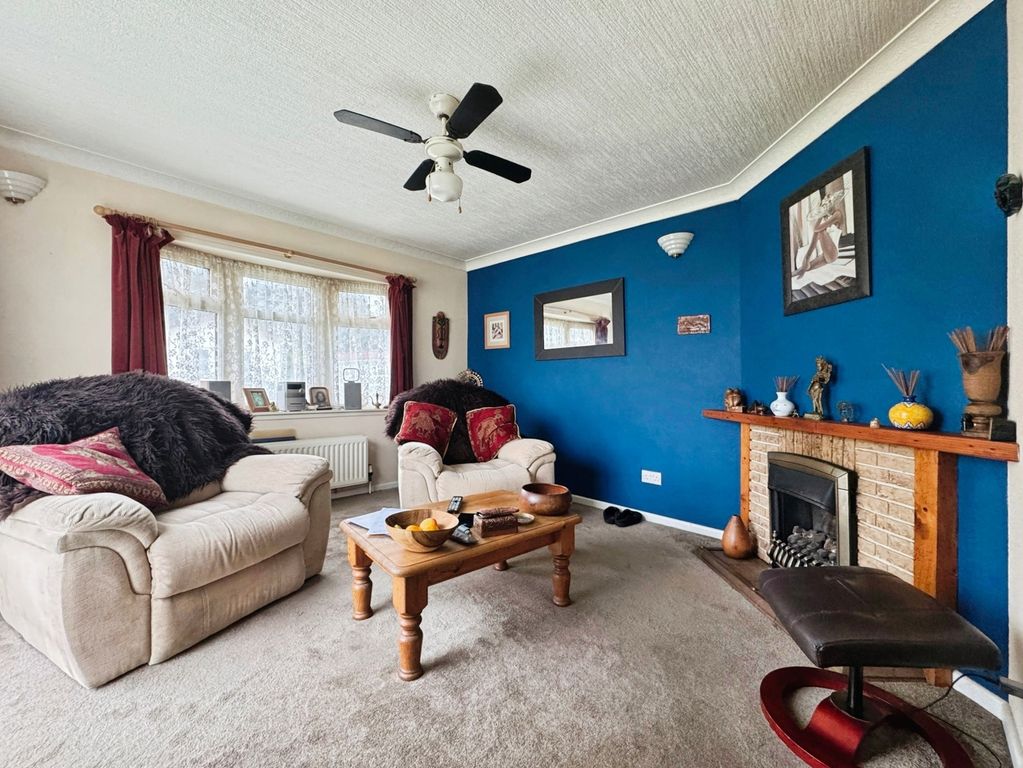 Property photo 2 of 16 Lounge