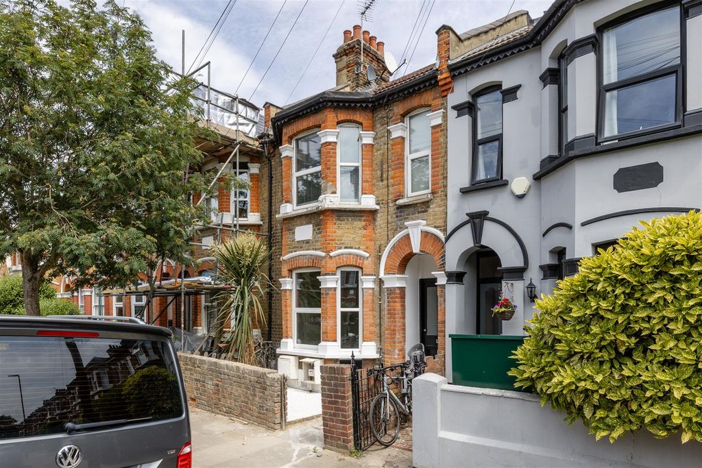 Property photo 1 of 22 Knighton Road, E7