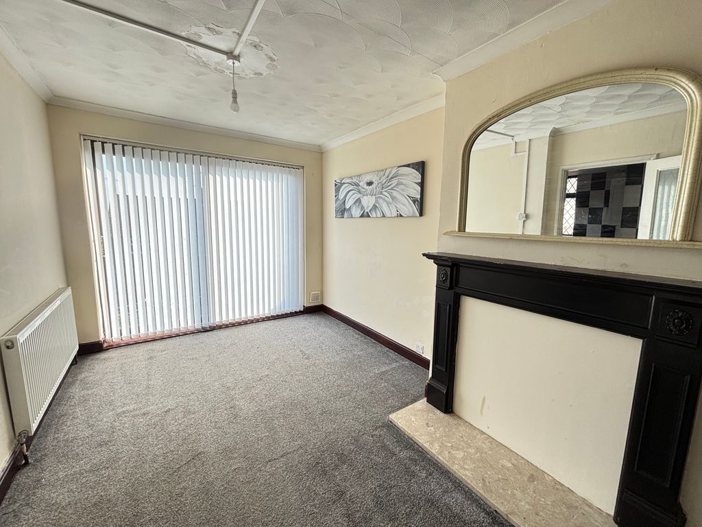 Property photo 3 of 11 Lounge 