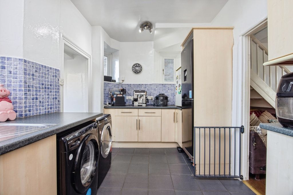 Property photo 3 of 17 Kitchen