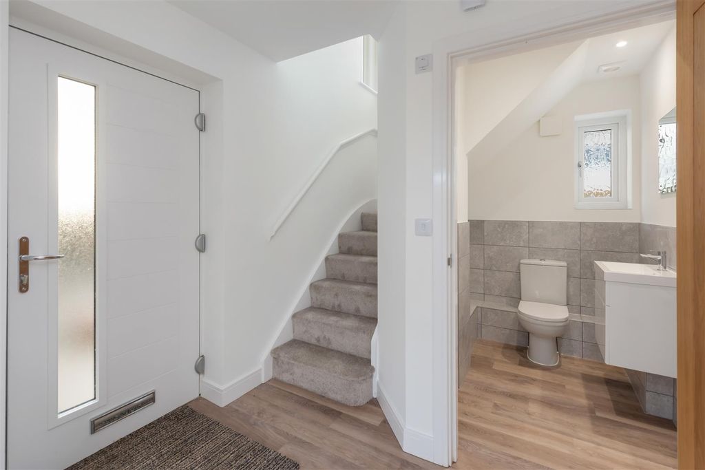 Property photo 2 of 17 Lower Road, Teynham