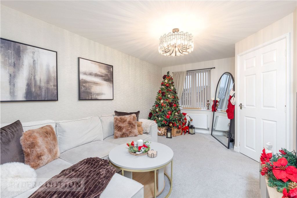 Property photo 3 of 17 Lounge