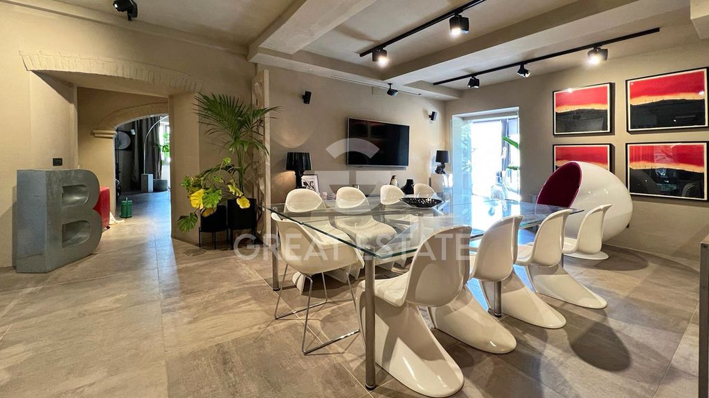 Property photo 2 of 48 Interiors