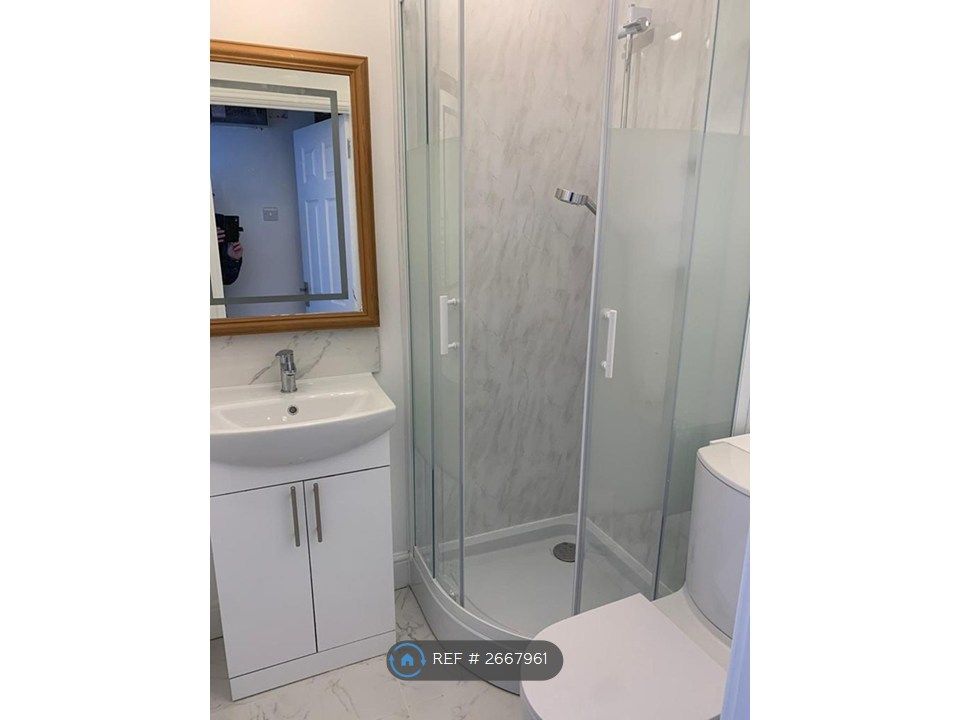 Property photo 2 of 9 Bathroom