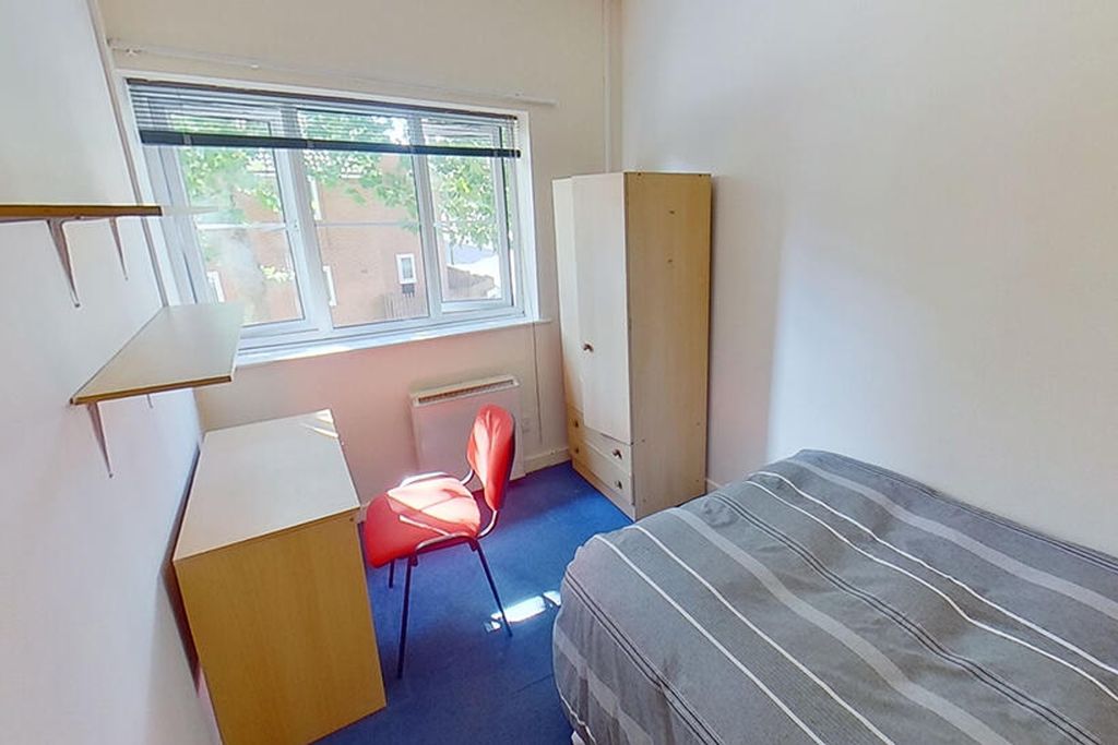 Property photo 2 of 6 A Cozy Double Bedroom Featuring A Comfortable Bed,...