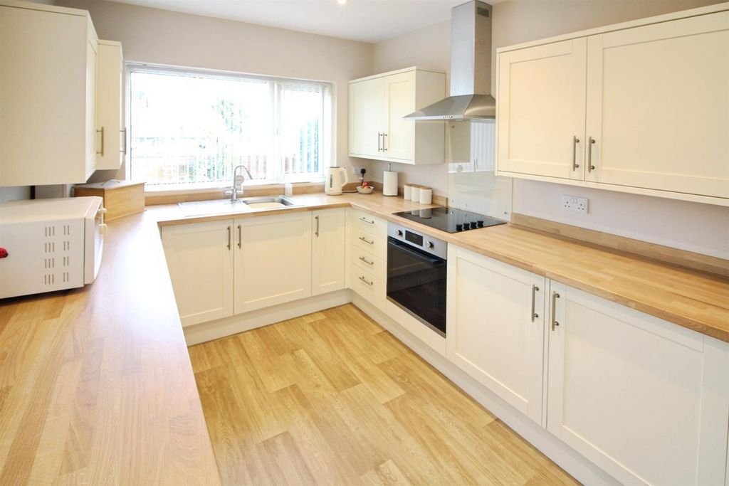 Property photo 3 of 11 Kitchen