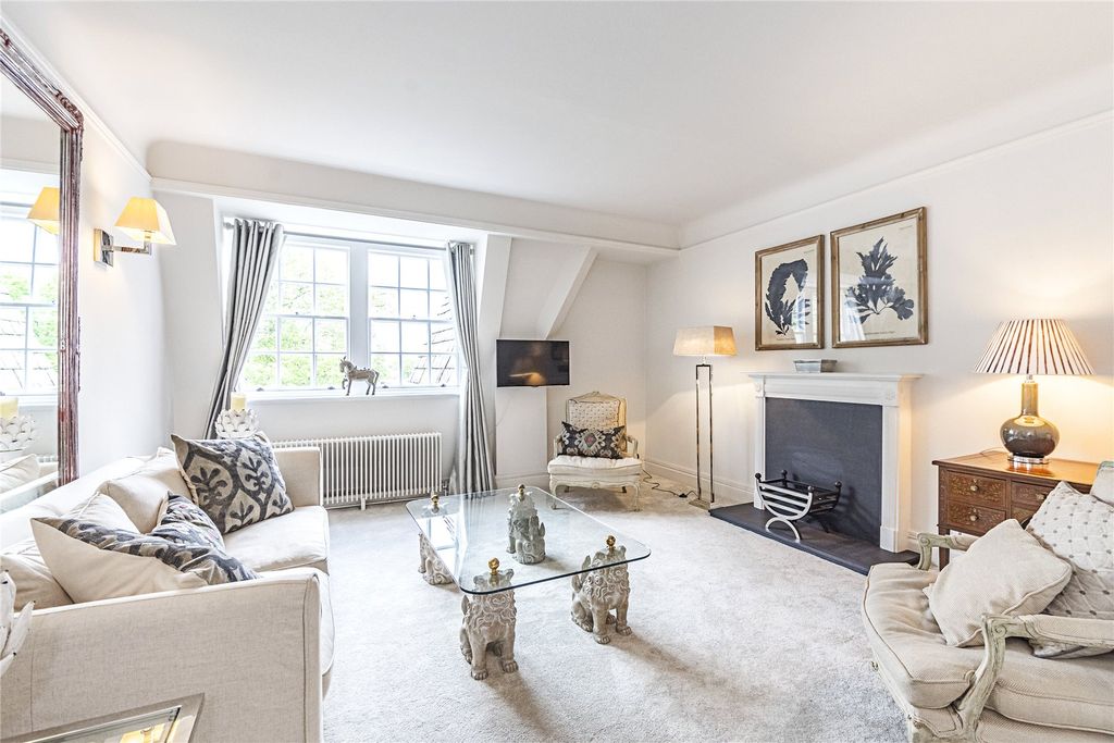 Property photo 1 of 11 Sitting Room