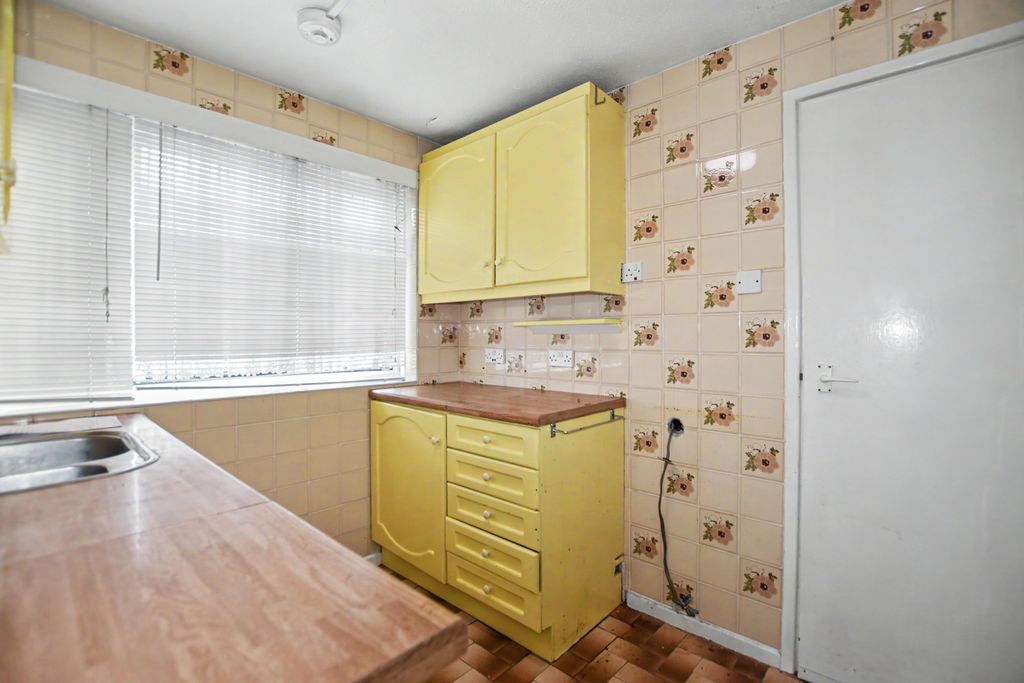 Property photo 3 of 19 28 Oakley Drive, New Eltham, London, Se9 2Hj
