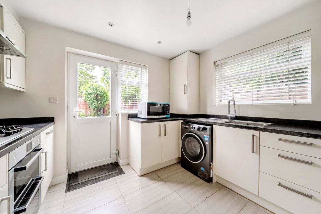 Property photo 2 of 11 Kitchen