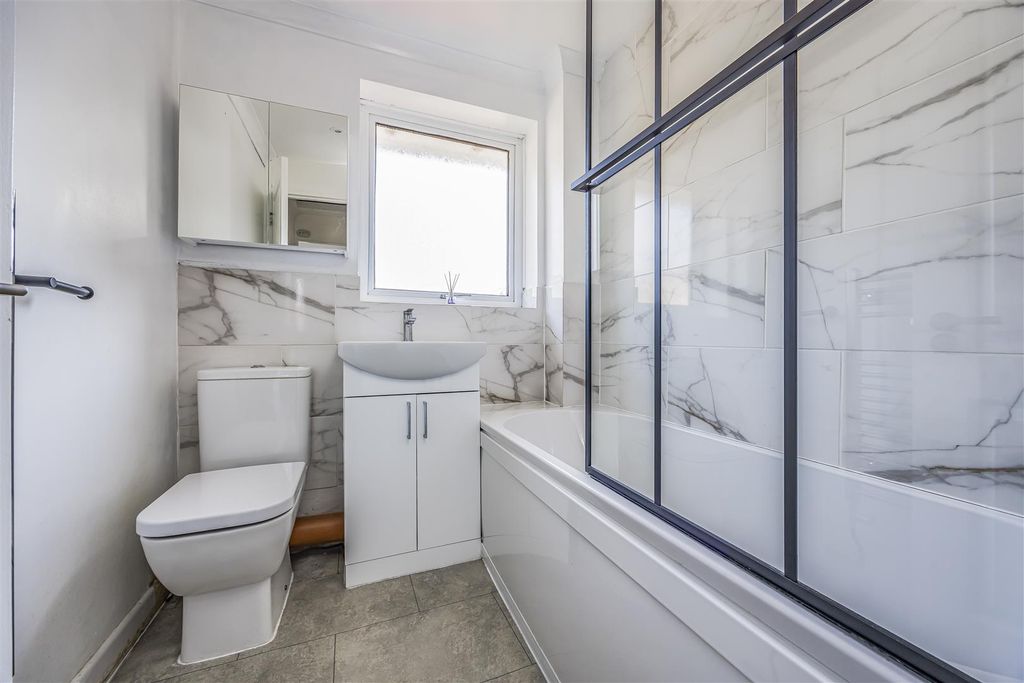 Property photo 2 of 17 23 Cornbrook Grove, Cowplain-Porticomarketing-Sold