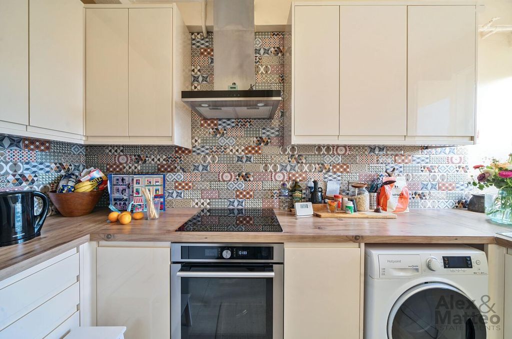 Property photo 3 of 9 Adams Gardens