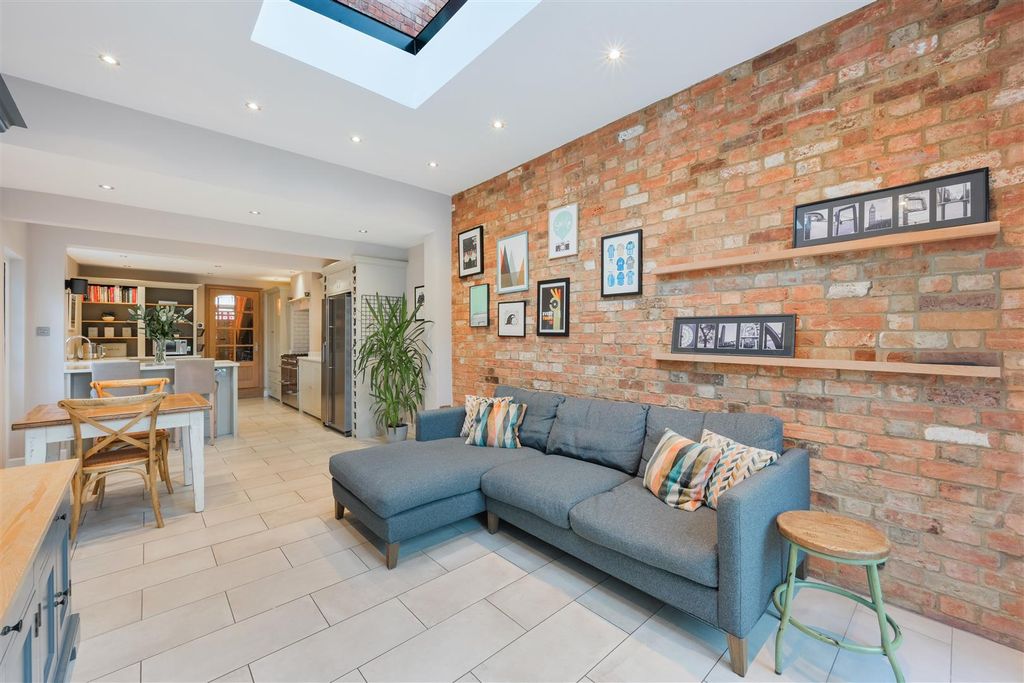 Property photo 2 of 25 Barnett Wood Lane