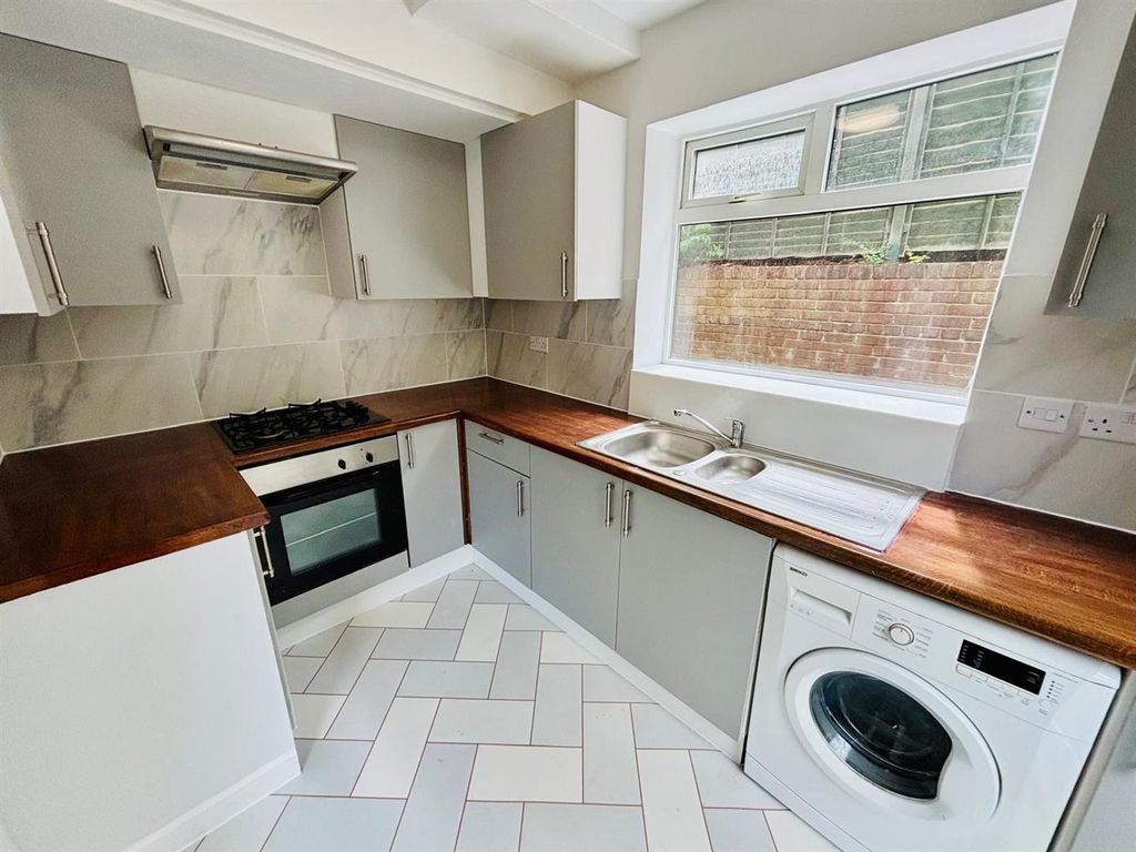 Property photo 3 of 20 Fitted Kitchen: