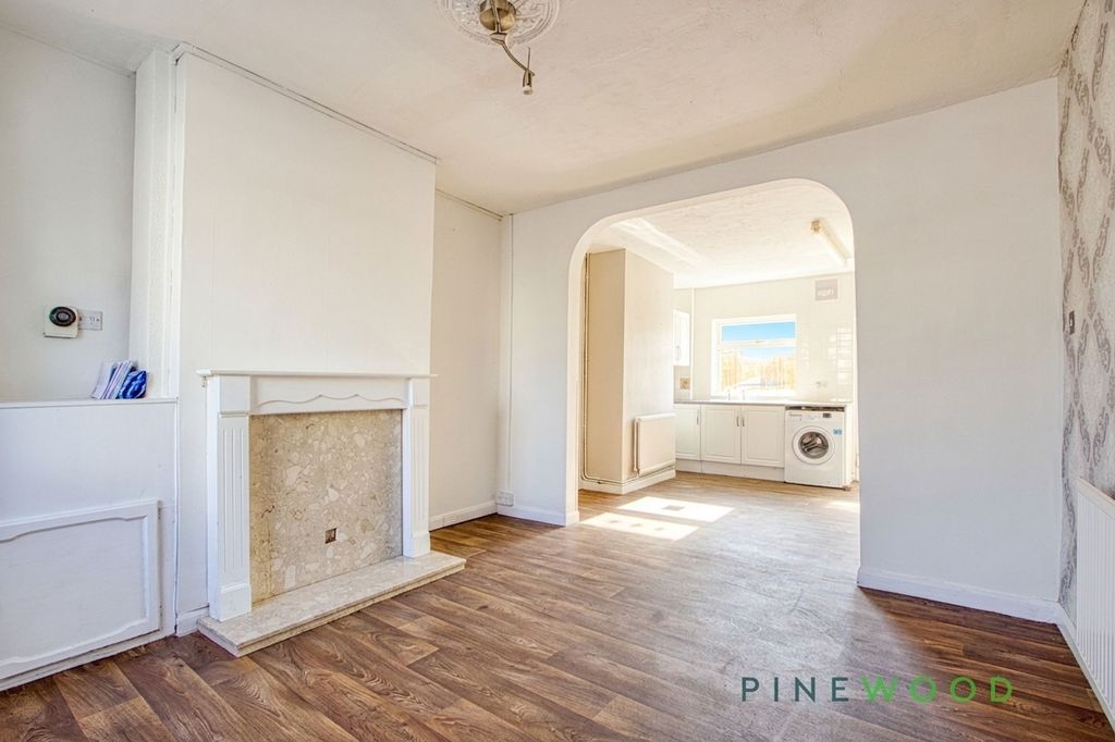 Property photo 3 of 13 Lounge / Kitchen