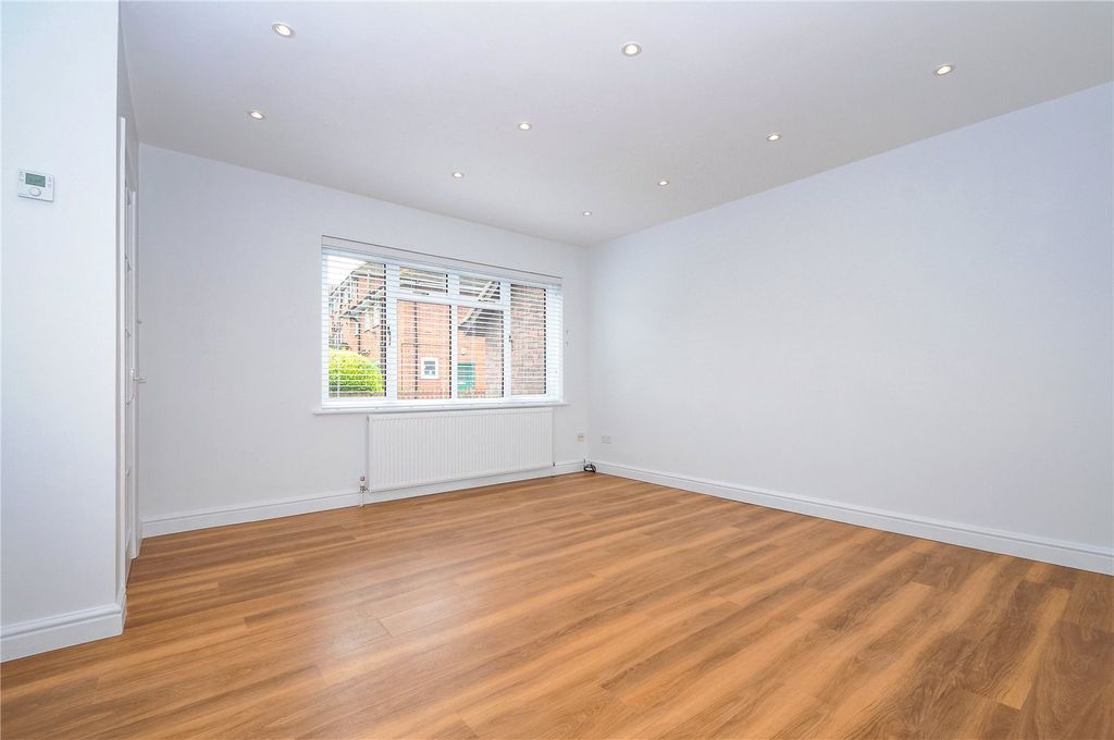 Property photo 3 of 8 Picture No. 10