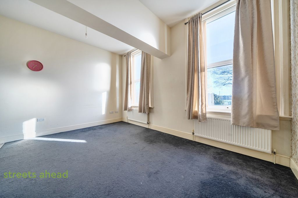 Property photo 2 of 13 8932E94c-0B6B-4F3...