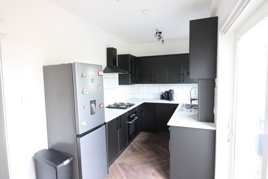 Property photo 3 of 11 Kitchen