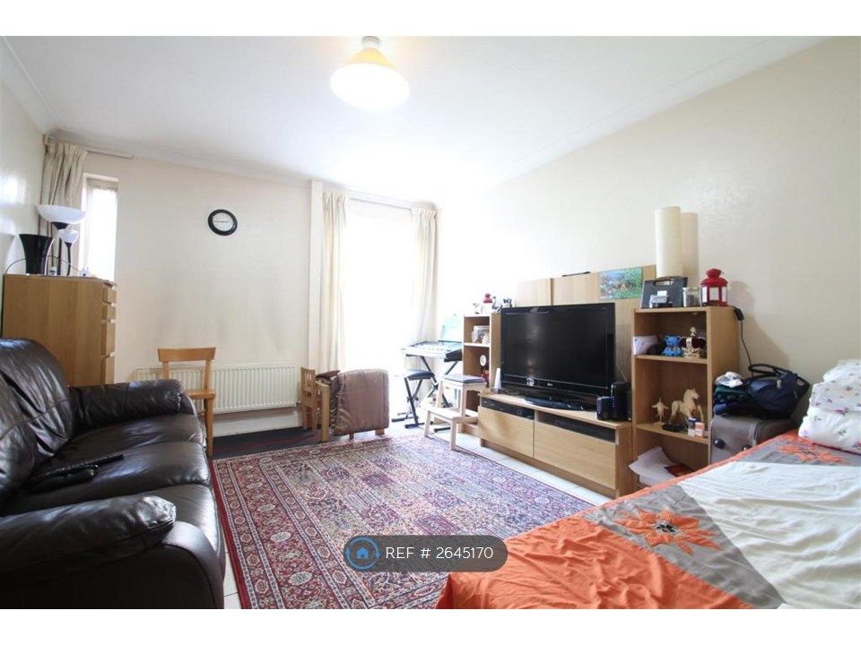 Property photo 2 of 5 Livingroom