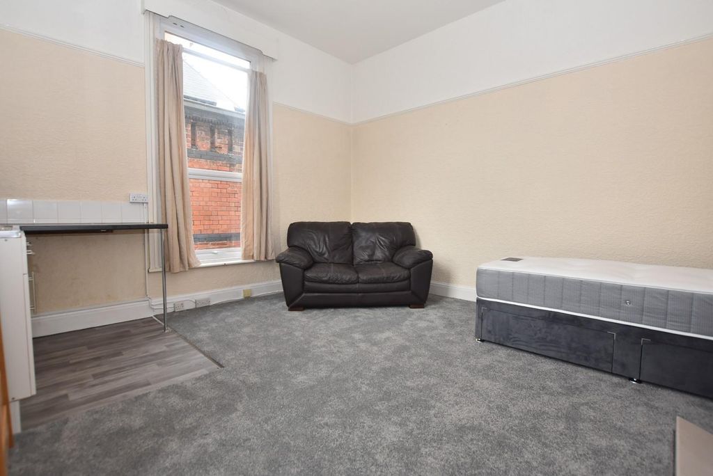 Property photo 2 of 6 Bedsit 1.Jpg