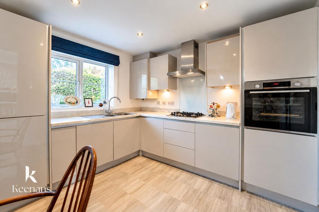 Property photo 1 of 32