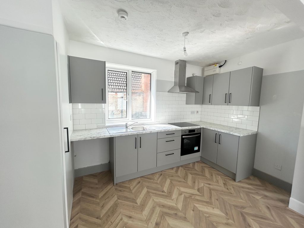 Property photo 3 of 11 Kitchen