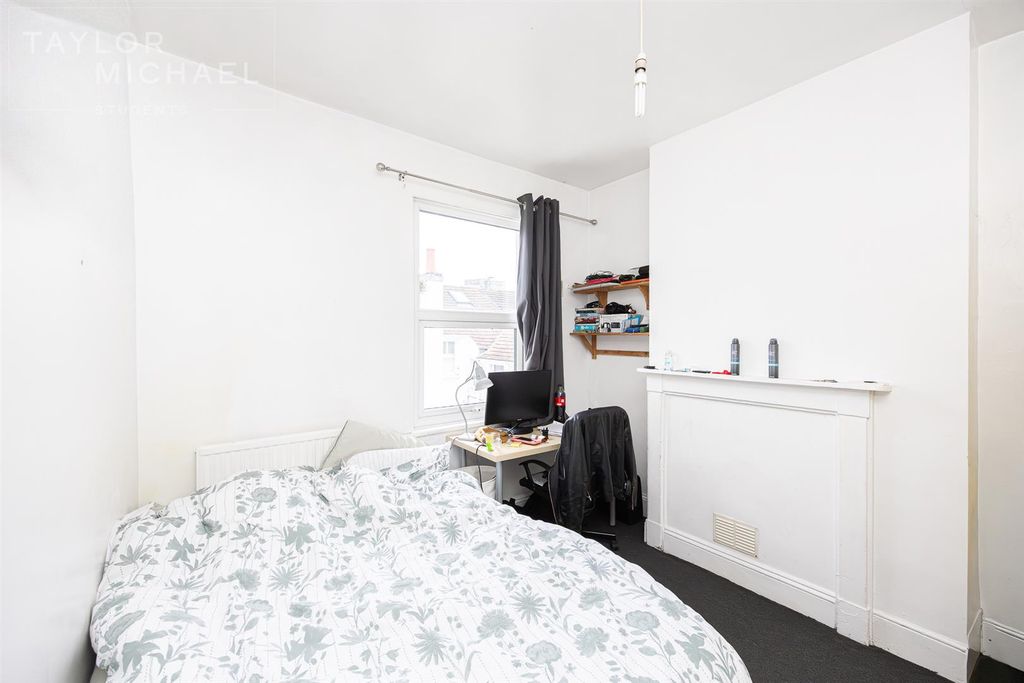 Property photo 2 of 8 Bedroom