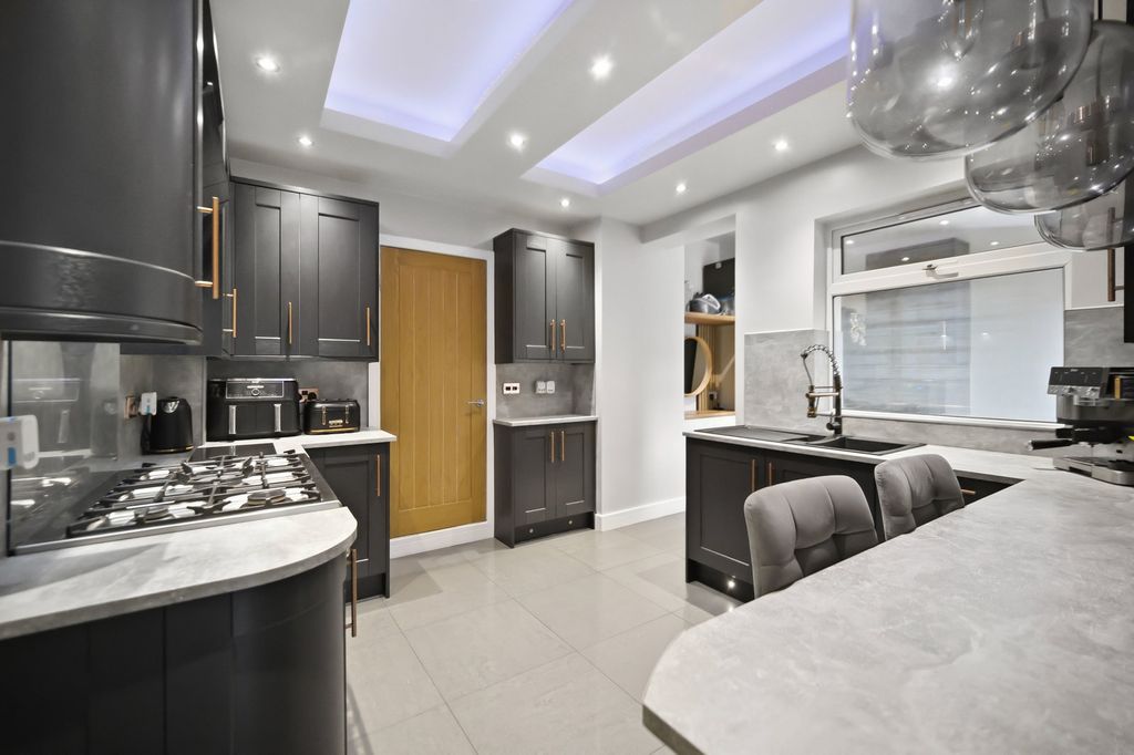 Property photo 2 of 39