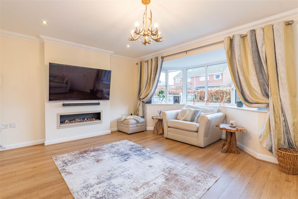 Property photo 2 of 38 Lounge