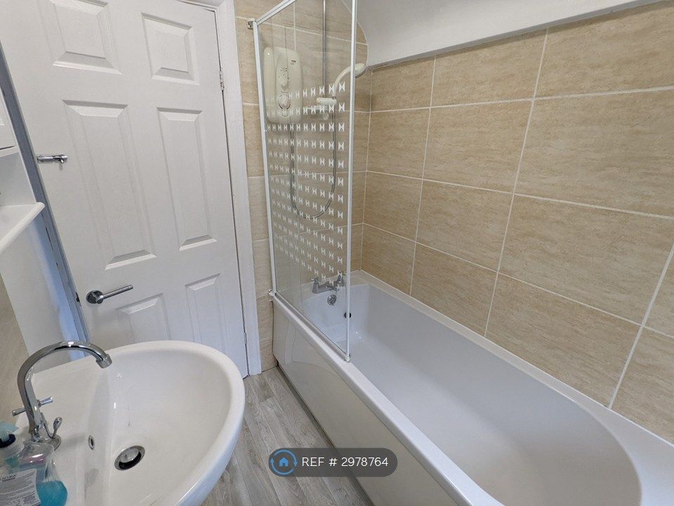 Property photo 2 of 8 Bathroom