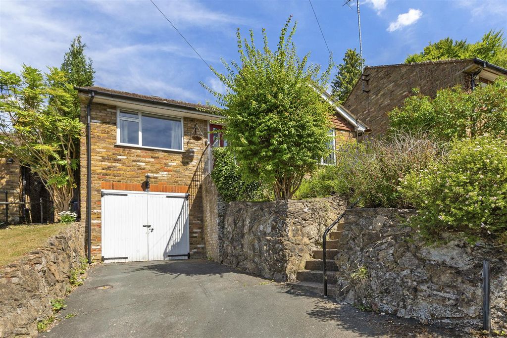 Property photo 1 of 14 9 Warwick Avenue, Hp12 4Ng-11.Jpg