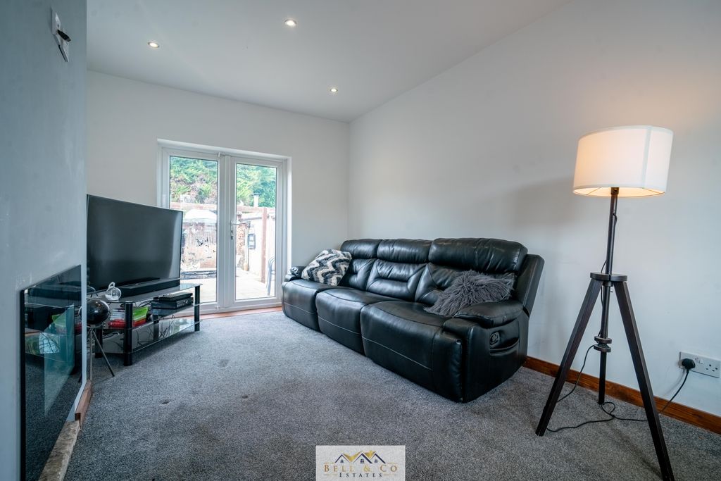 Property photo 3 of 28 Lounge 3