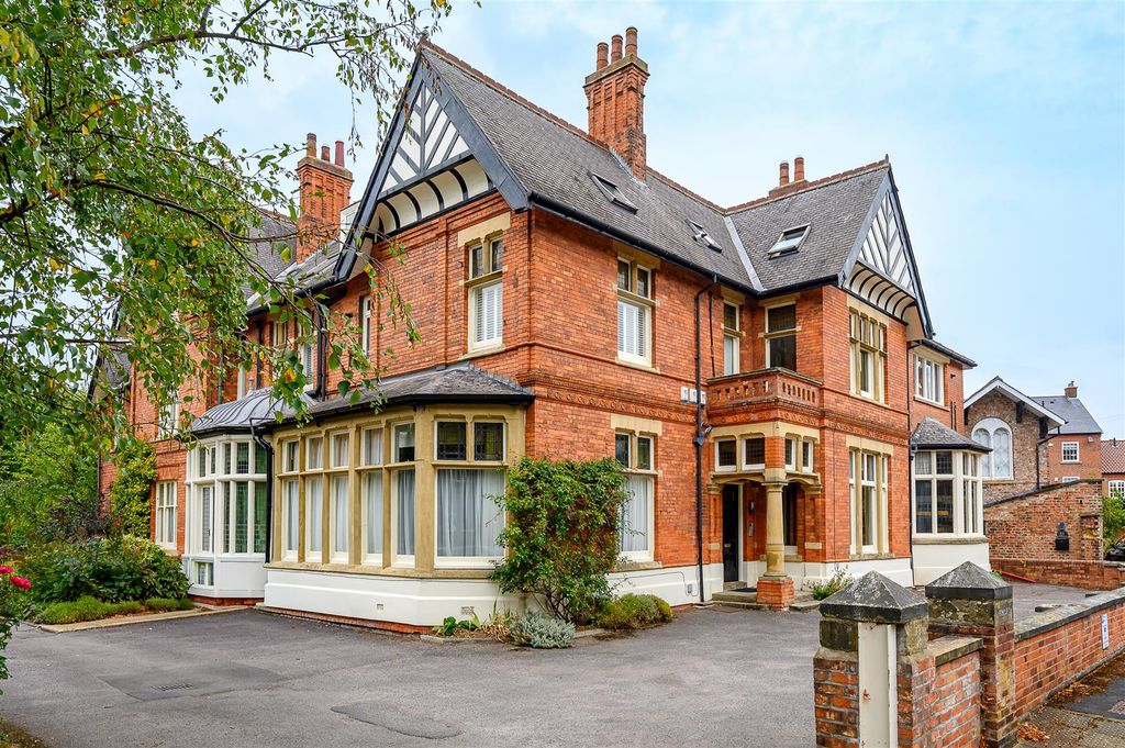 Property photo 1 of 11 External