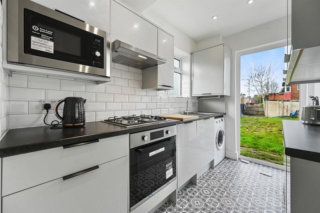 Property photo 3 of 9 Rclr- 28 Chitern Gardens- Kitchen 3_1.Jpg