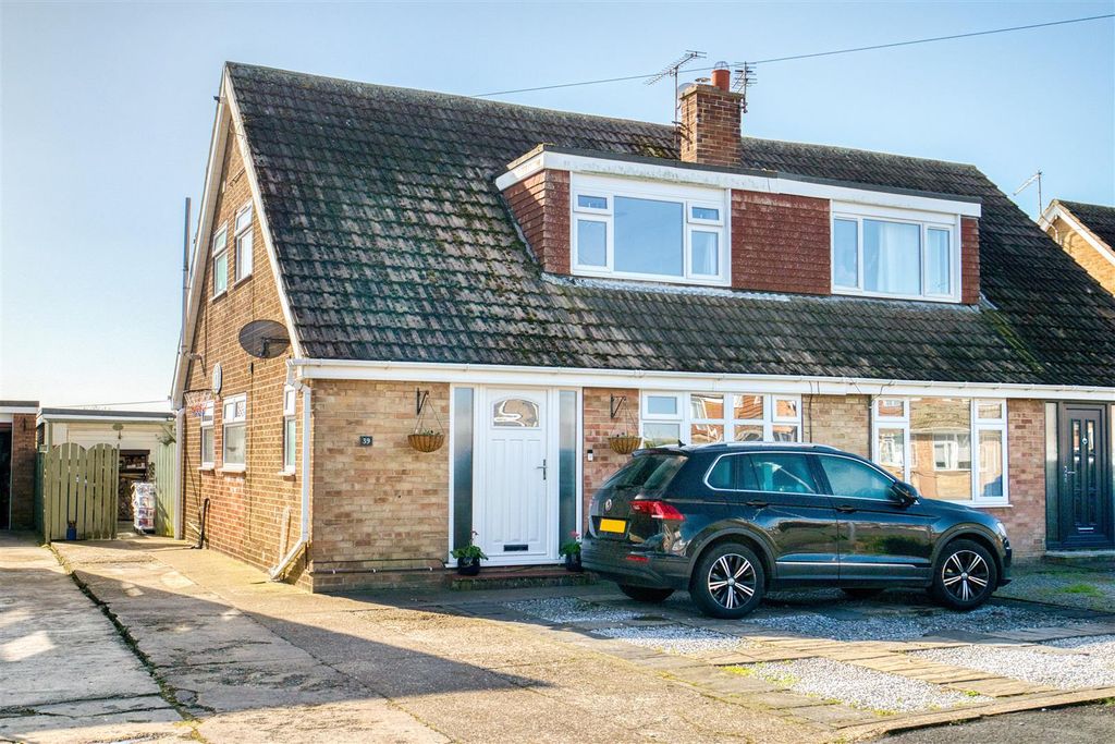 Property photo 1 of 25 39 Cawood Crescent1.Jpeg