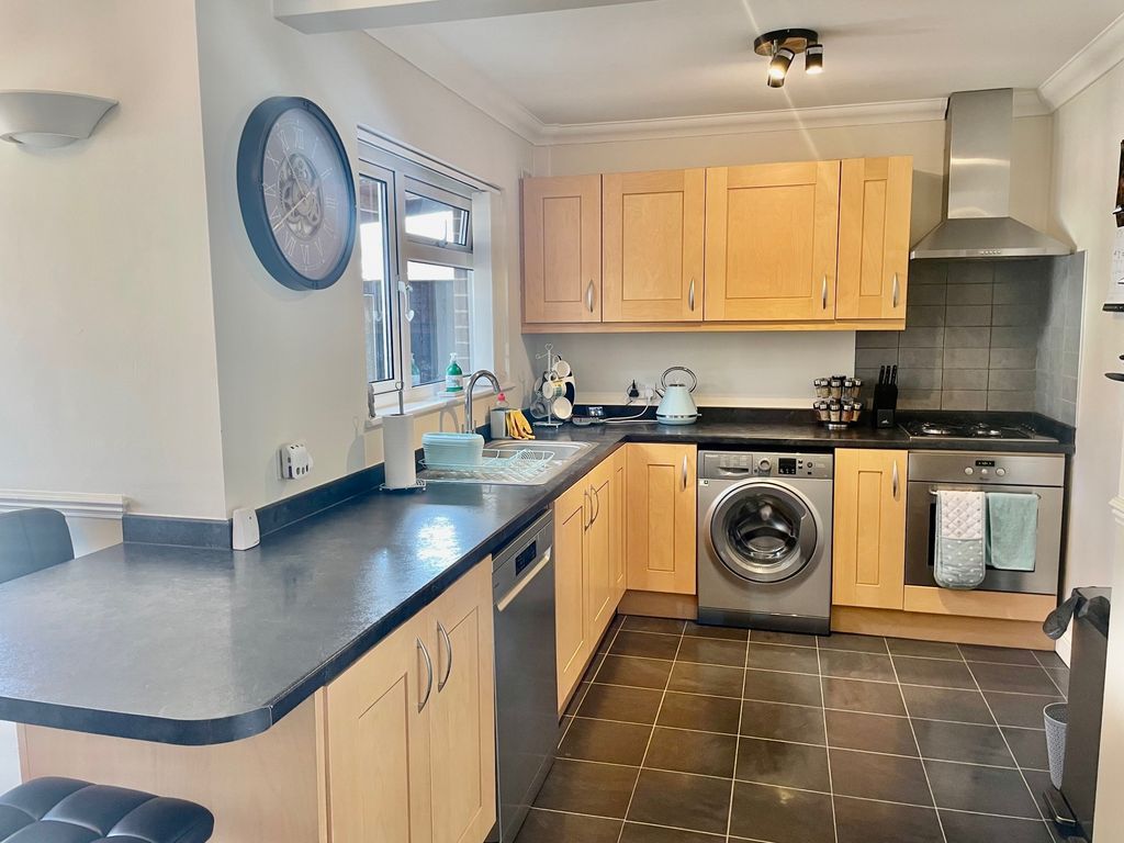 Property photo 2 of 11 Kitchen