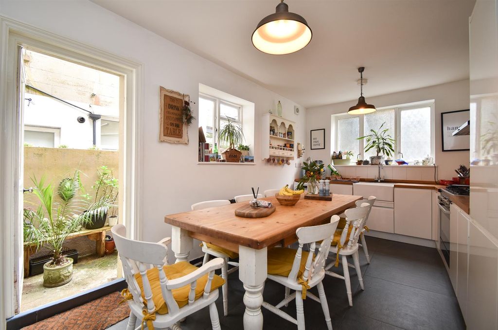 Property photo 3 of 33 Kitchen/Diner