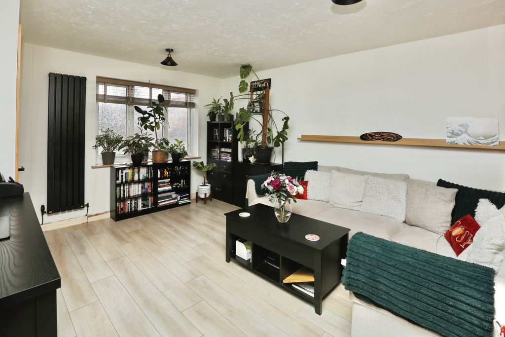 Property photo 2 of 15 Lounge