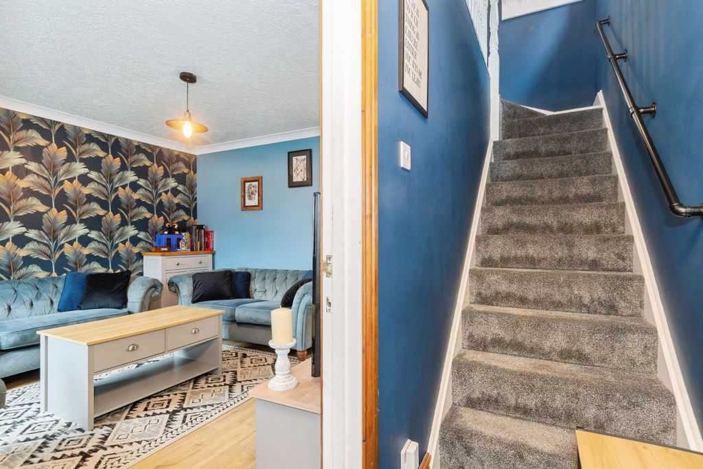 Property photo 3 of 20 Entrance Hallway