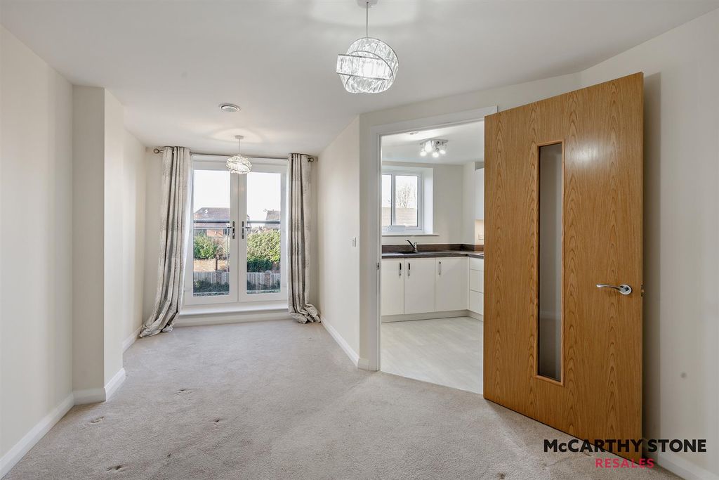 Property photo 2 of 25 8581851-Interior04-800.Jpg
