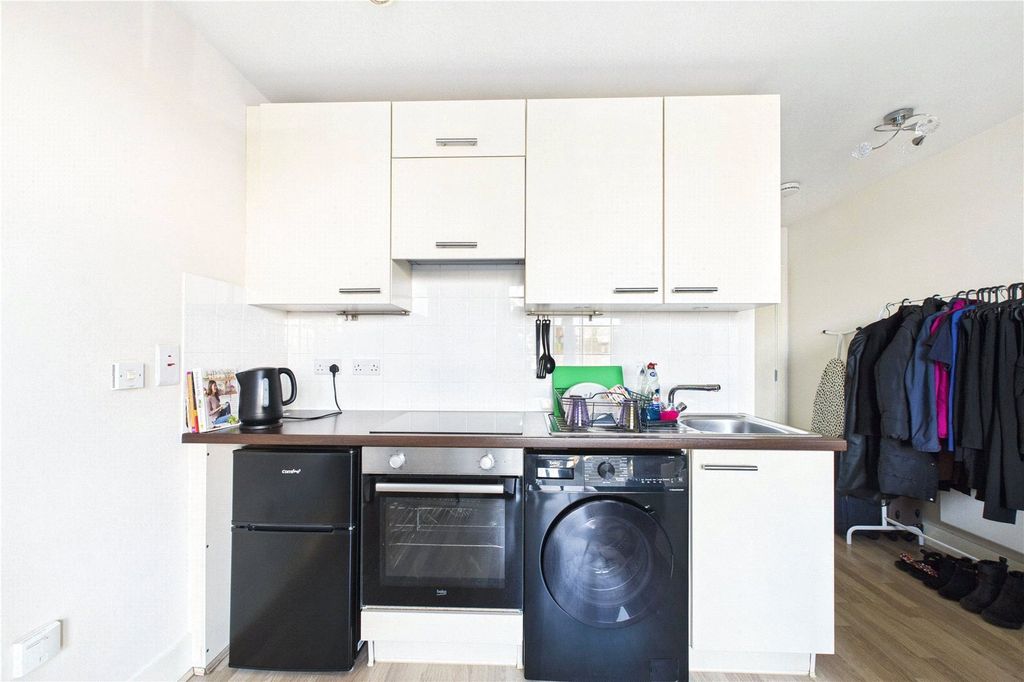 Property photo 3 of 7 Kitchen